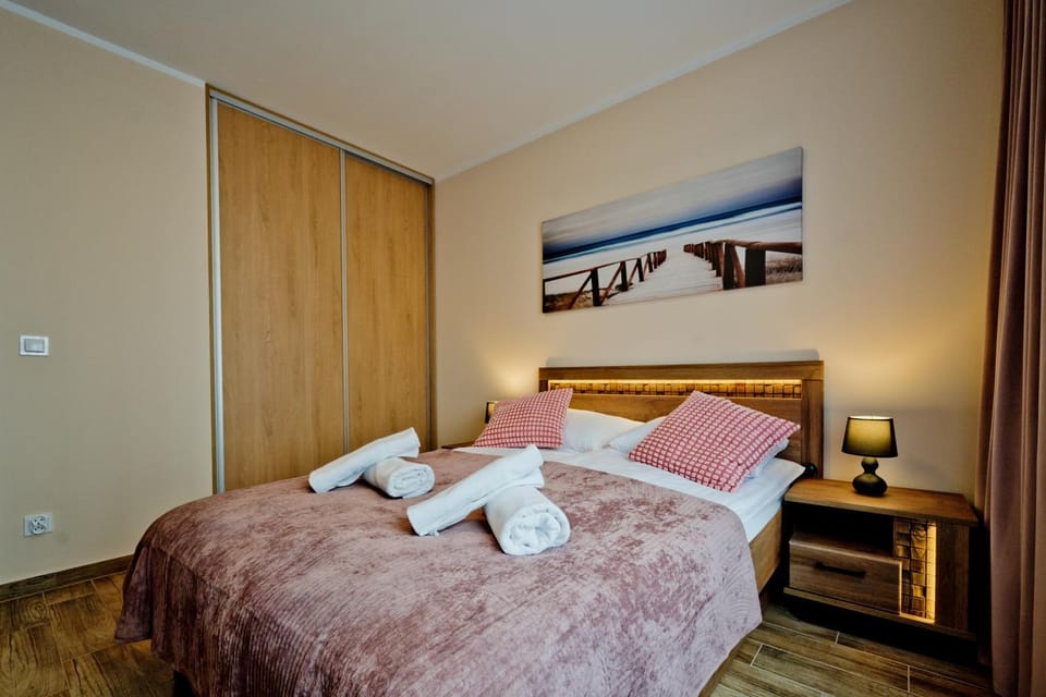 Bed, Photo of the whole room, Seating area, Bedroom, towels, wardrobe