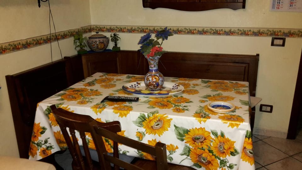 Photo of the whole room, Dining area