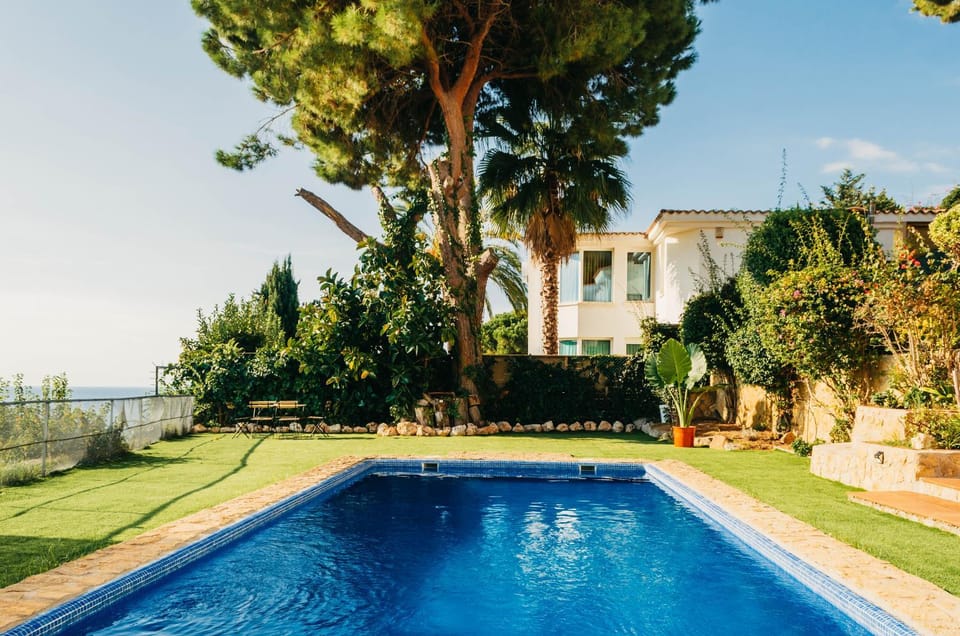 Property building, Day, Garden, Garden view, Pool view, Swimming pool, sunbed