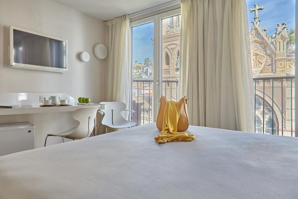 Photo of the whole room, City view, Quiet street view