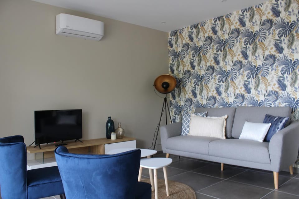 Communal lounge/ TV room, Living room, Seating area