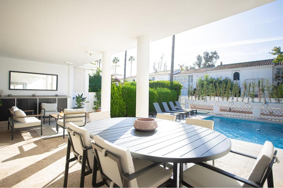 CHARMING townhouse/5BEDRS/front beach/PRIVATE POOL House in Costa del Sol