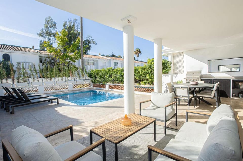 CHARMING townhouse/5BEDRS/front beach/PRIVATE POOL House in Costa del Sol
