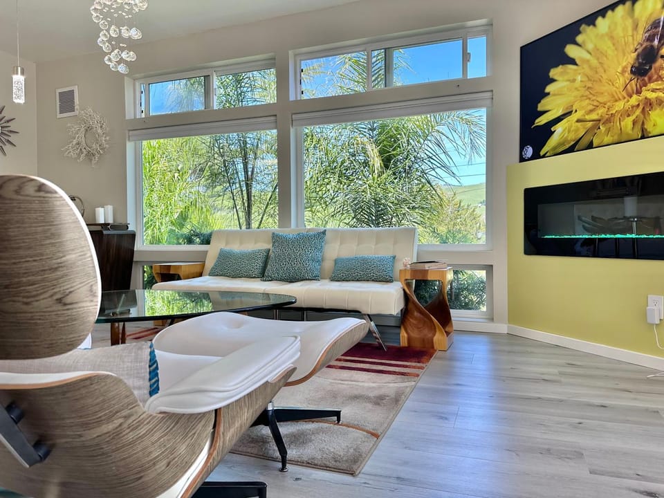 TV and multimedia, View (from property/room), Living room, Decorative detail, Seating area, flat iron