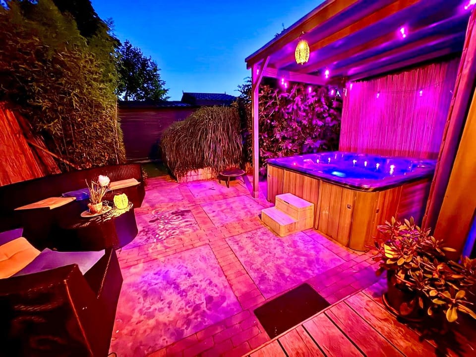 1001 Nights Luxury Spa Oasis with private jacuzzi sauna and garden between Amsterdam Haarlem and Schiphol Airport Chalet in Haarlem