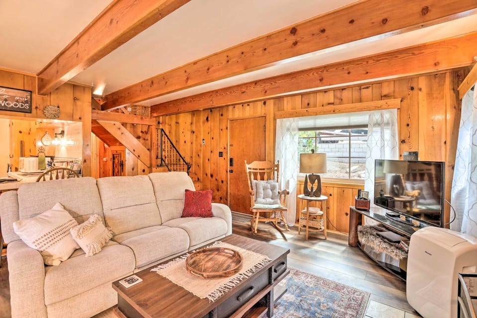 Wrightwood Cabin with Cozy Interior! Cabin in Wrightwood