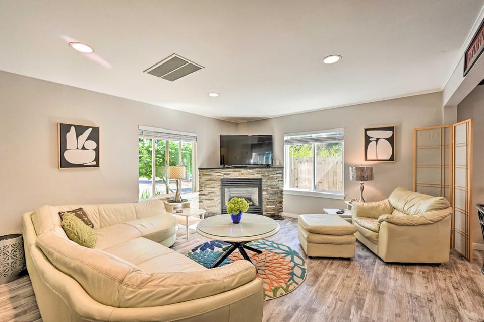 Near I-405 and 1 Mi to Dtwn! Kirkland Family Home House in Kirkland