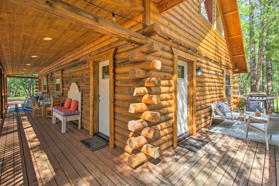 1 Mi to Lake: Chic Arizona Cabin w/ Large Porch! Cabin in Rainbow Lake