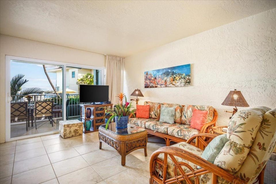 Alii Villas#128 Remodeled Oceanfront Unit with AC! House in Holualoa