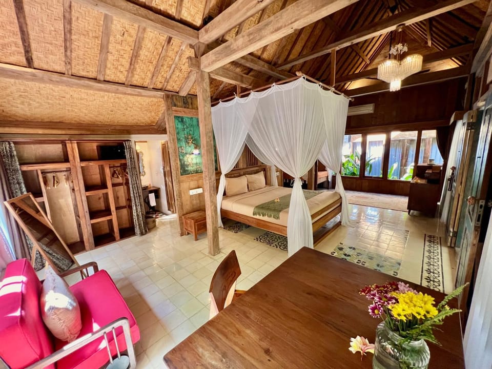 Bed, Living room, Photo of the whole room, Seating area, Bedroom