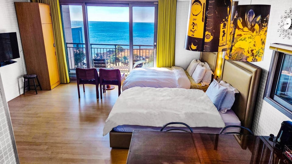Photo of the whole room, Sea view