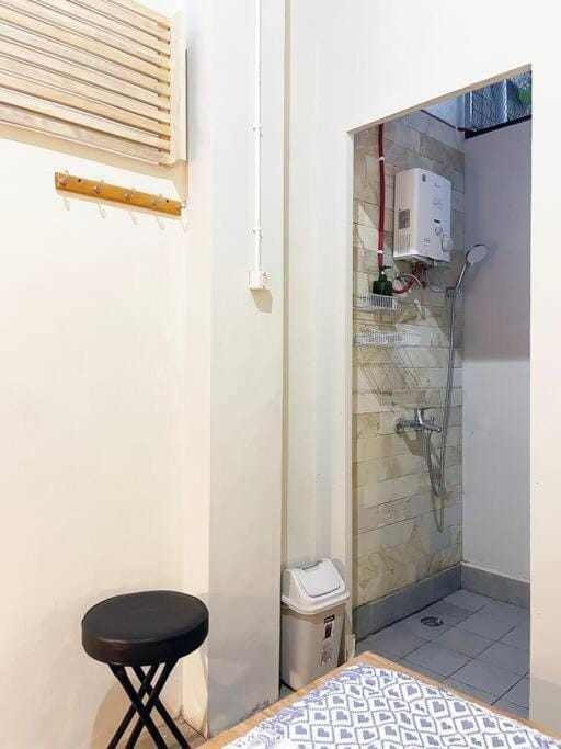 Shower, Toilet