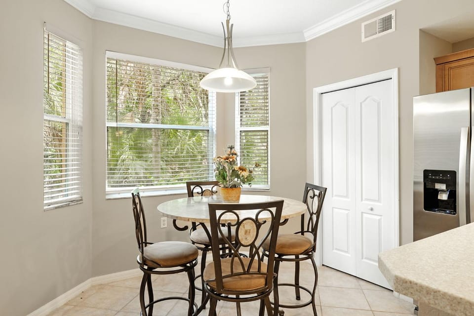Seating area, Dining area, Garden view
