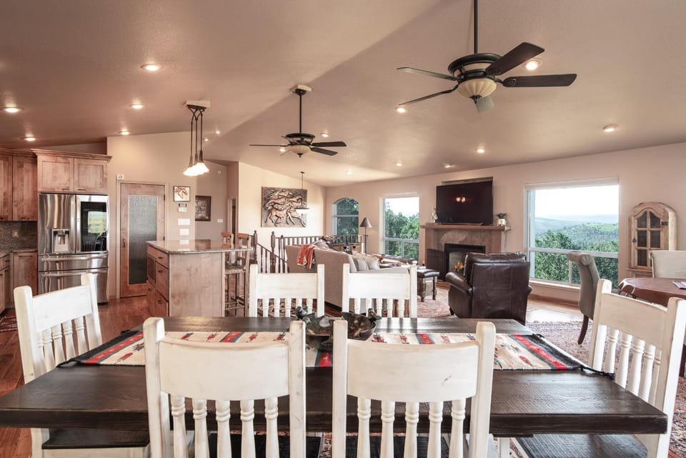 TV and multimedia, Living room, Seating area, Dining area, Mountain view, fireplace, furniture, air conditioner