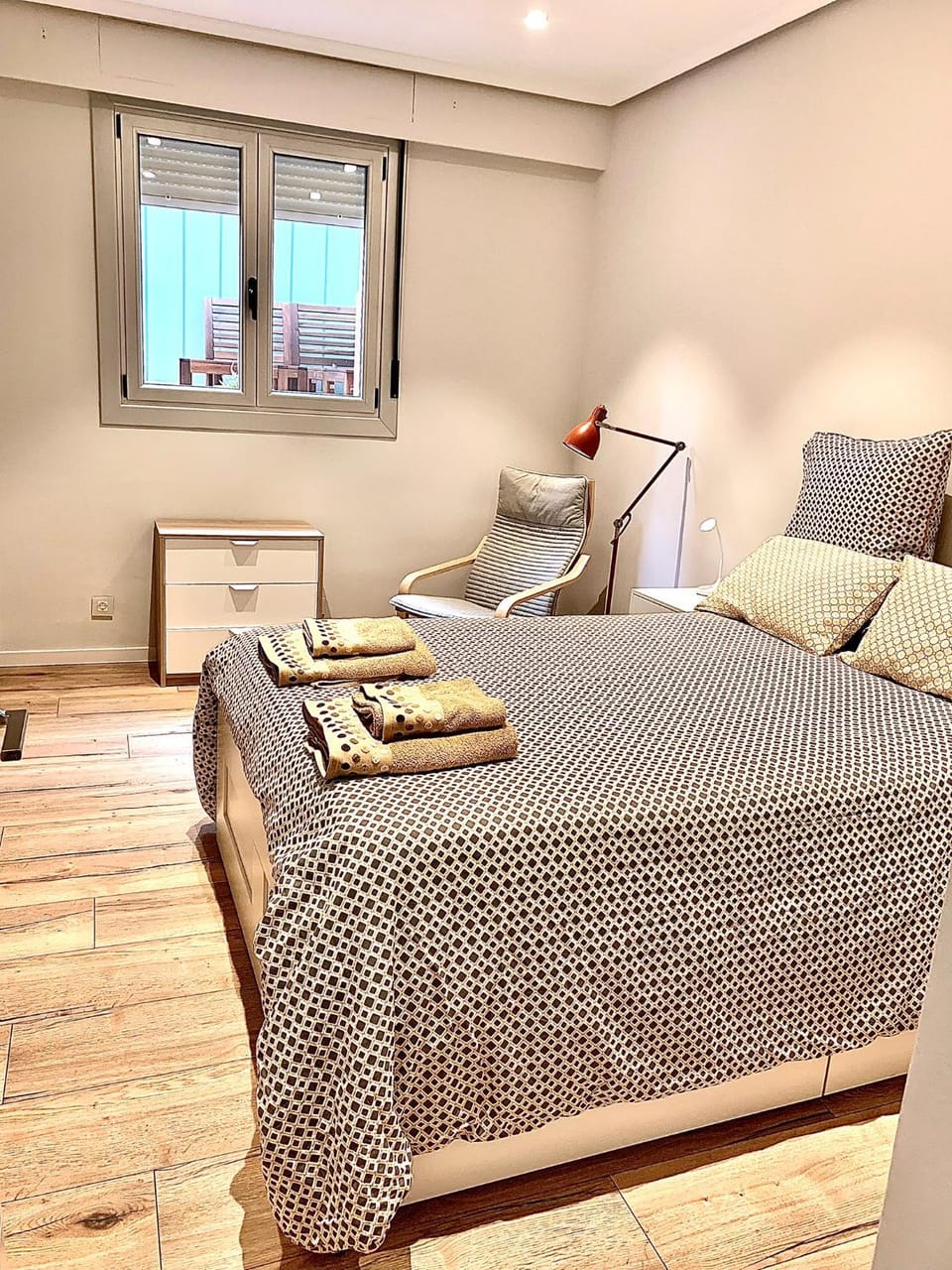 Bed, Photo of the whole room, Bedroom, towels
