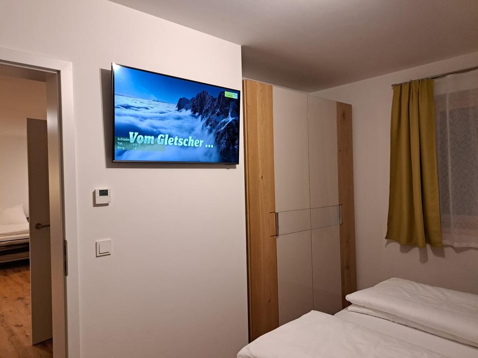 Bed, TV and multimedia, Photo of the whole room, Bedroom