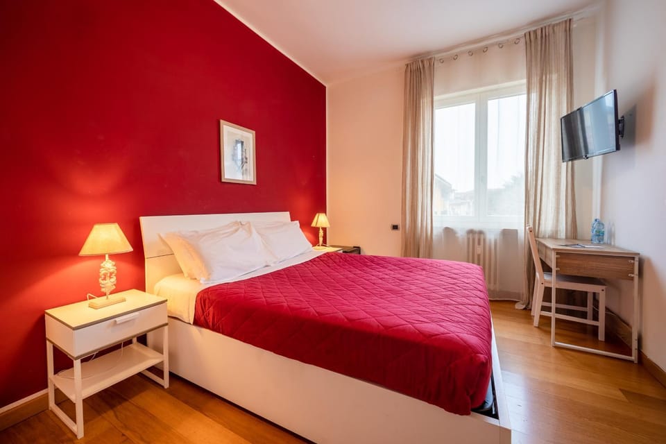 Bed, TV and multimedia, Bedroom, minibar, wardrobe, air conditioner