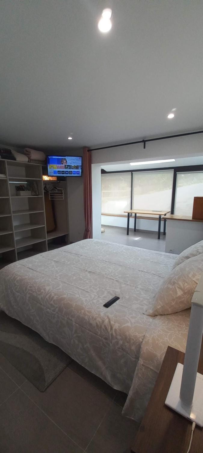 Bed, TV and multimedia, Photo of the whole room, Bedroom