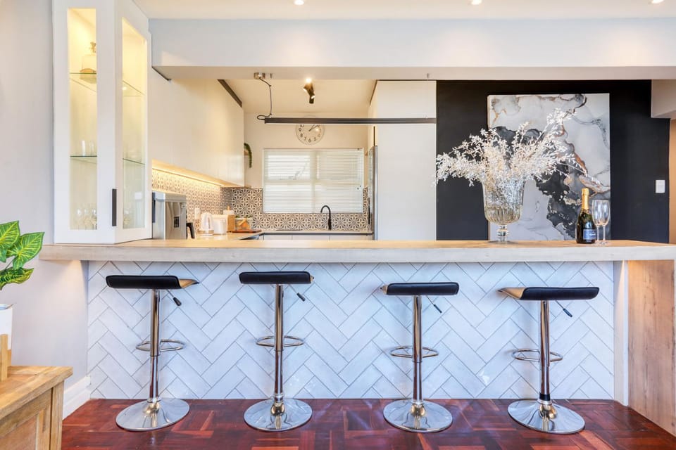 Kitchen or kitchenette, Seating area