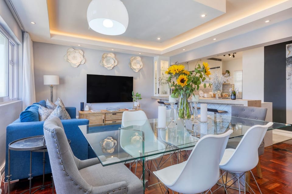 TV and multimedia, Living room, Seating area, Dining area