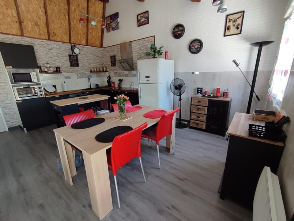 Kitchen or kitchenette, Dining area, dishwasher, oven