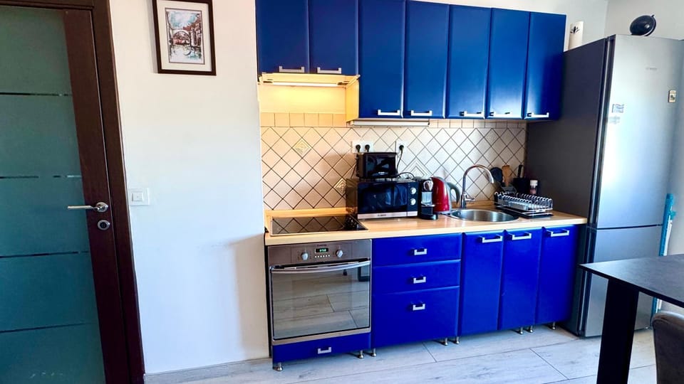 Coffee/tea facilities, Kitchen or kitchenette, oven, stove, toaster