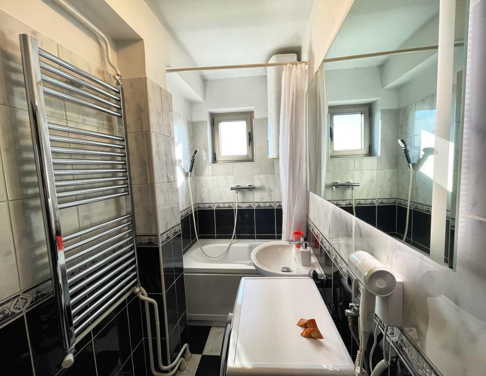 Bathroom, towels