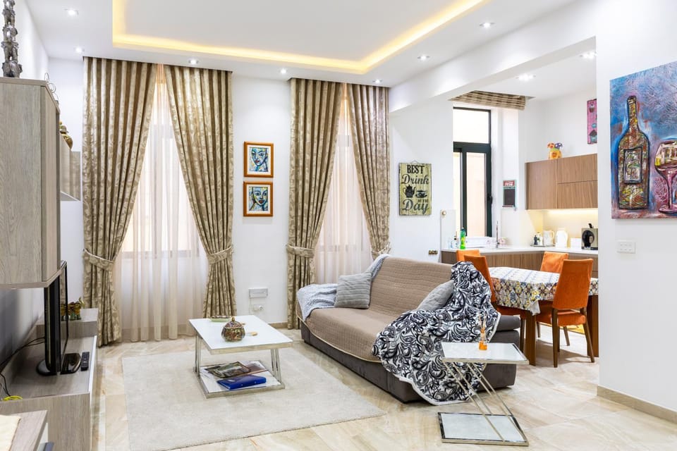 TV and multimedia, Kitchen or kitchenette, Living room, Seating area, Dining area