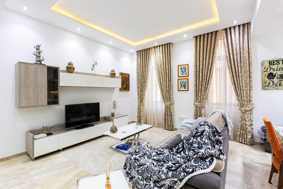 TV and multimedia, Living room, Seating area, Evening entertainment