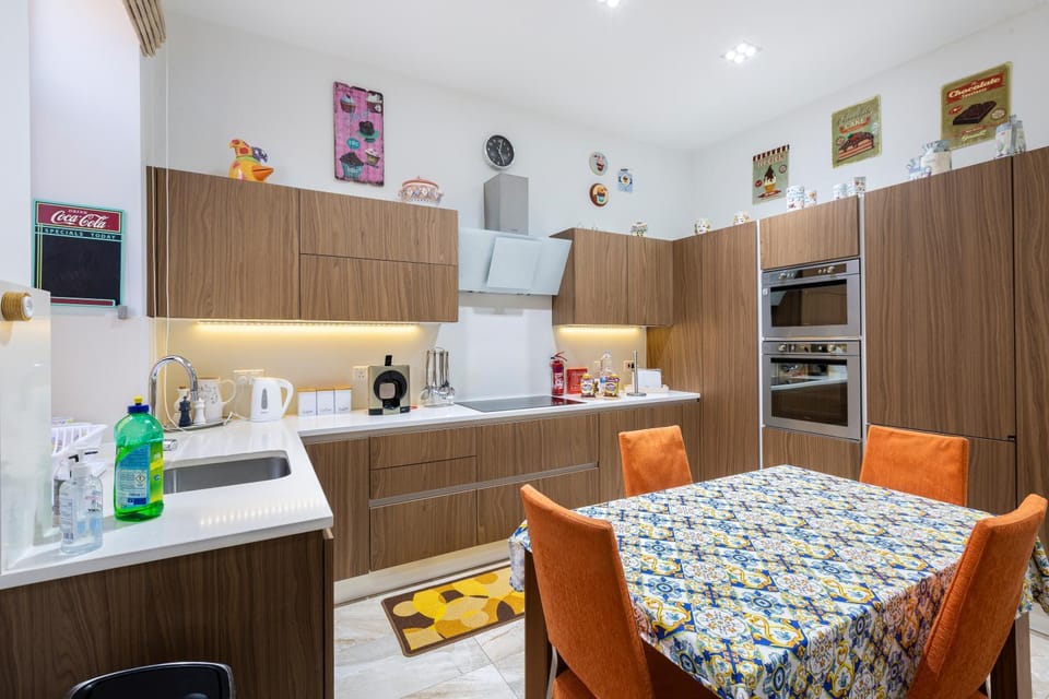 Coffee/tea facilities, Kitchen or kitchenette, oven, stove, toaster