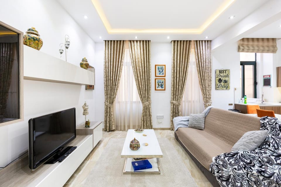 TV and multimedia, Living room, Evening entertainment