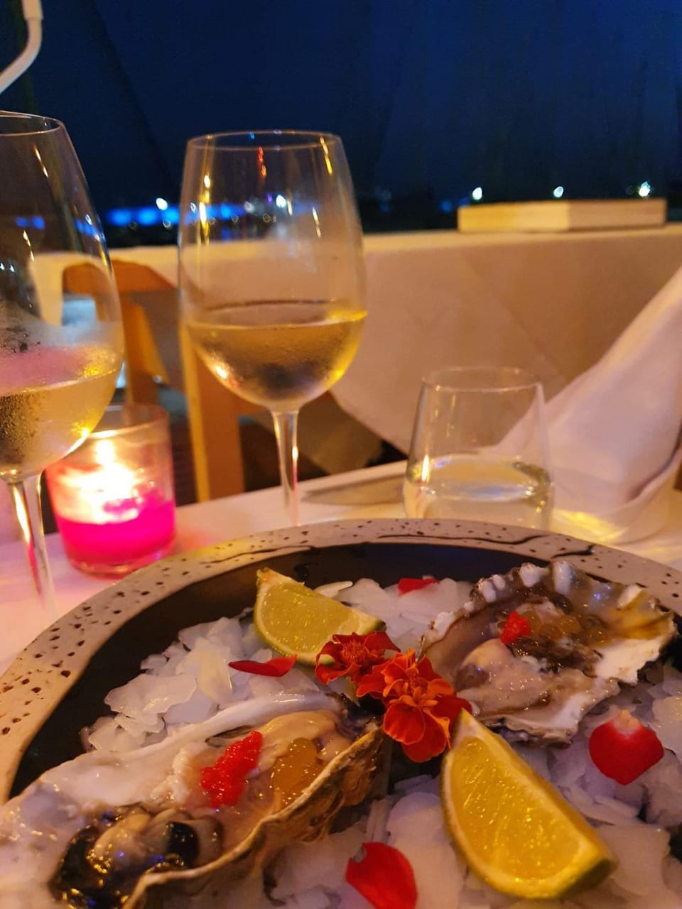 Restaurant/places to eat, Night, Food and drinks