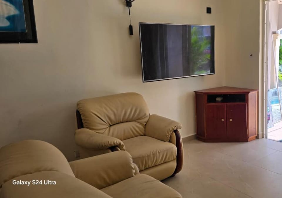 Communal lounge/ TV room, TV and multimedia, Living room, Seating area, Evening entertainment