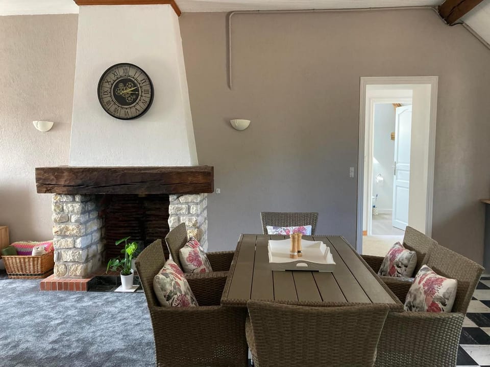 Bowling, Horse-riding, Living room, Seating area, Dining area, Lake view, Lake view, wedding