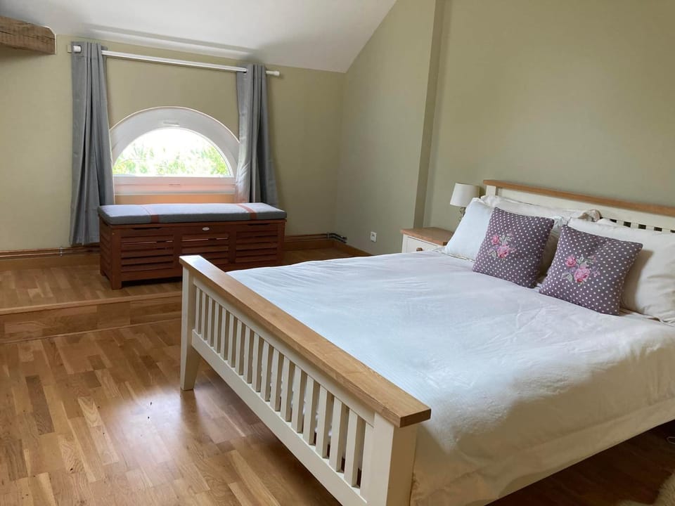 Nearby landmark, Bed, Natural landscape, Activities, Bowling, Fishing, View (from property/room), Photo of the whole room, Canoeing, Hiking, Cycling, Animals, Bedroom, Supermarket/grocery shop, Shopping Area, Family, Parking, ATM, furniture, internet, toaster