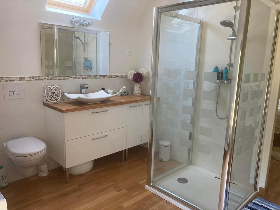 Shower, Toilet, Fishing, Horse-riding, Bathroom, Hiking, Parking, furniture, towels, washing machine