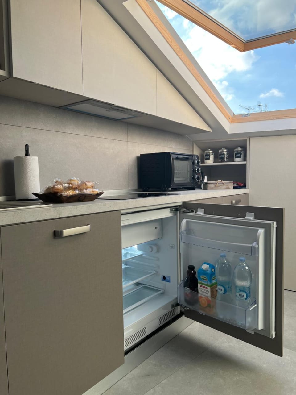Food and drinks, minibar, oven, stove