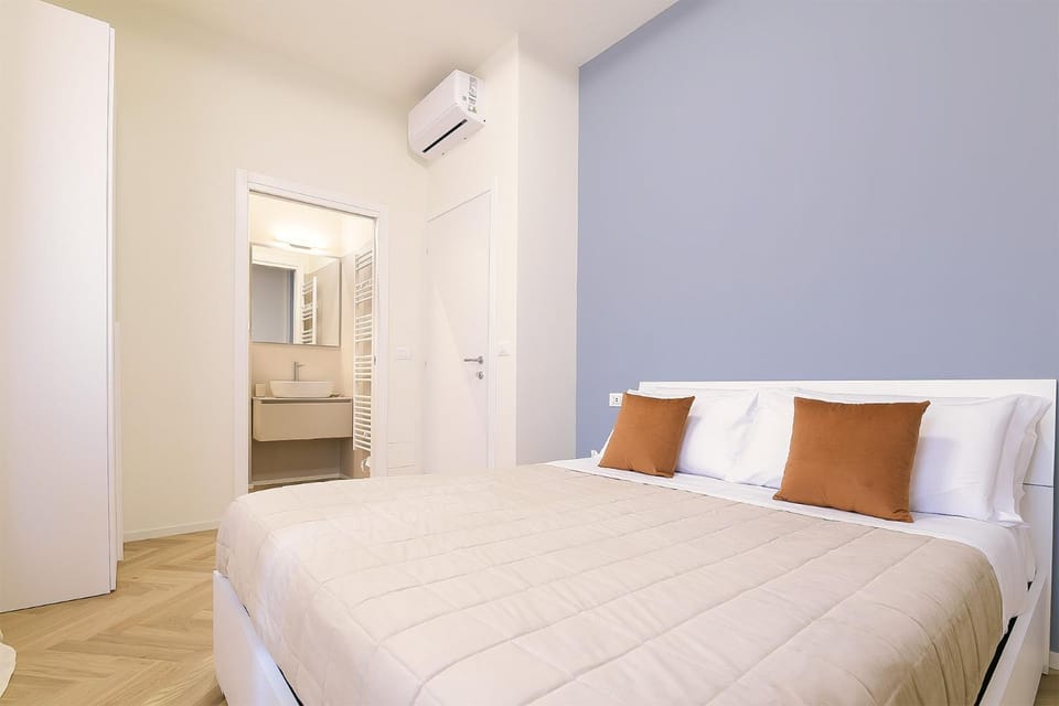 Bed, Photo of the whole room, Bedroom, wardrobe, air conditioner