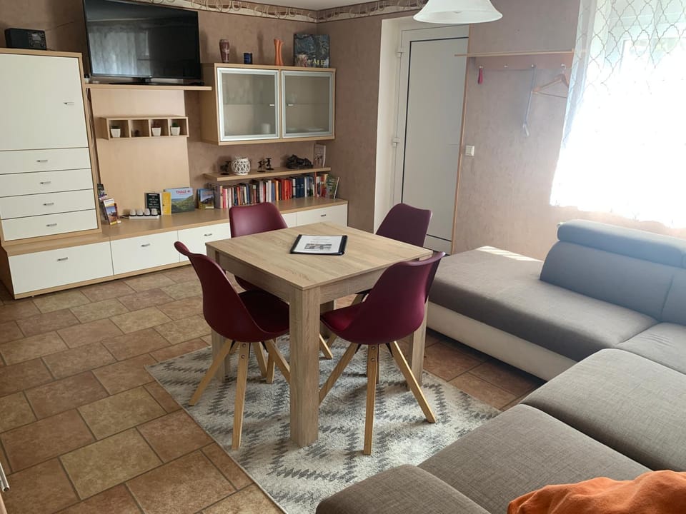 Seating area, Dining area