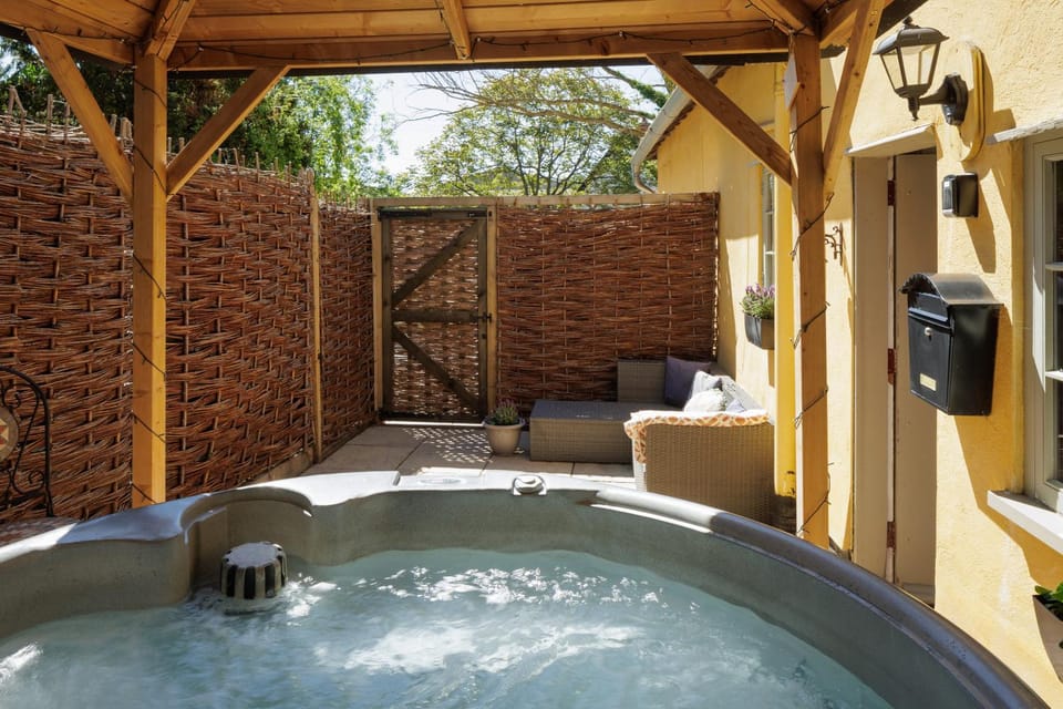 Hot Tub, Seating area
