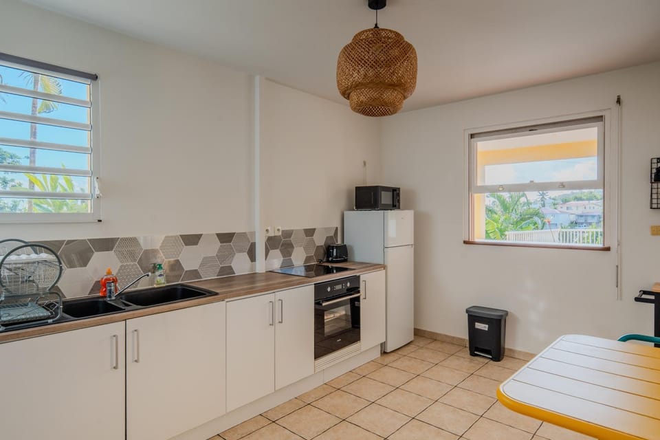 Kitchen or kitchenette, oven