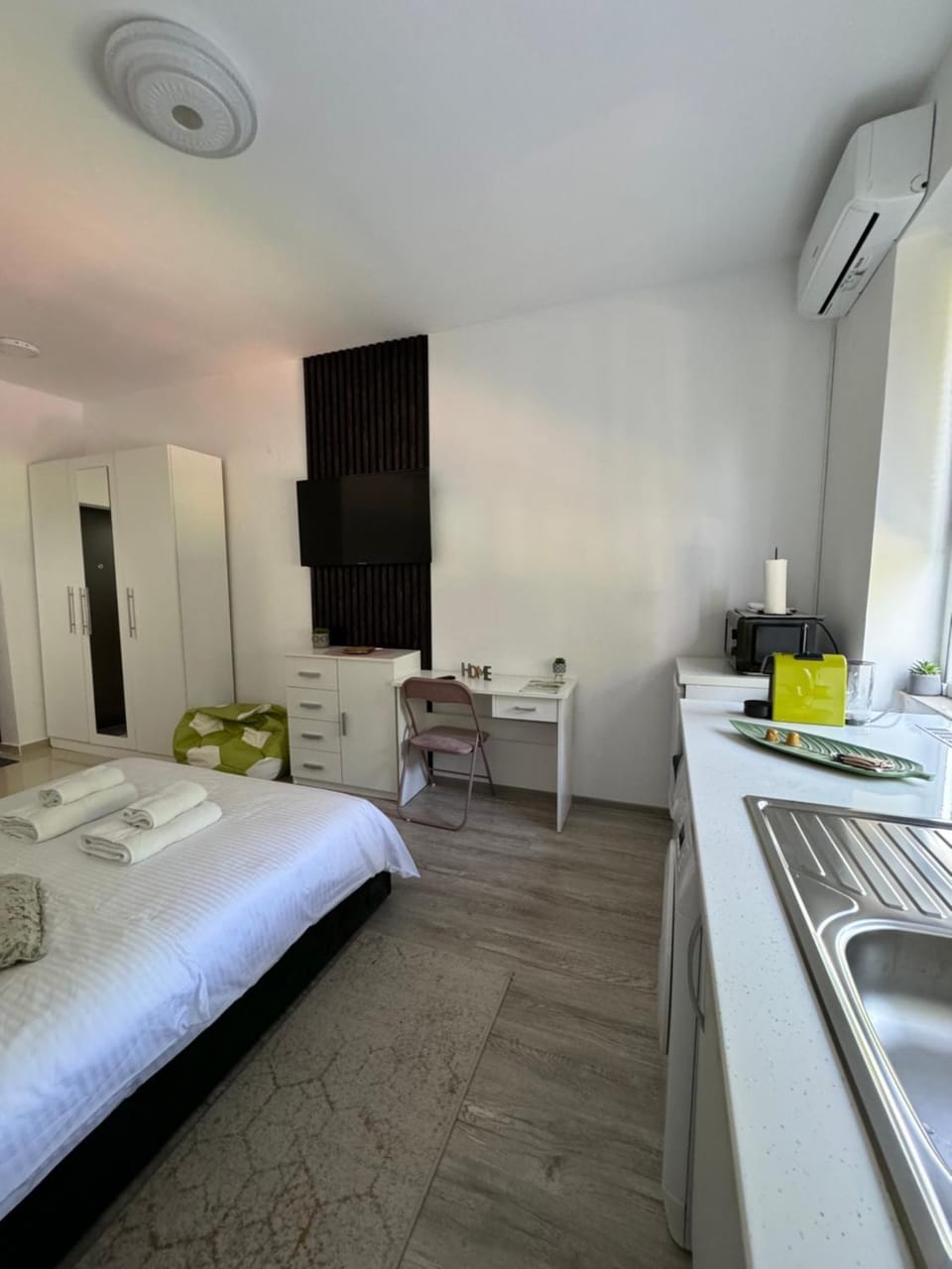 Bed, Kitchen or kitchenette, air conditioner