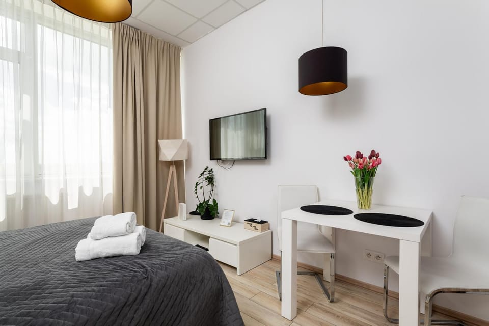 Bed, TV and multimedia, Bedroom