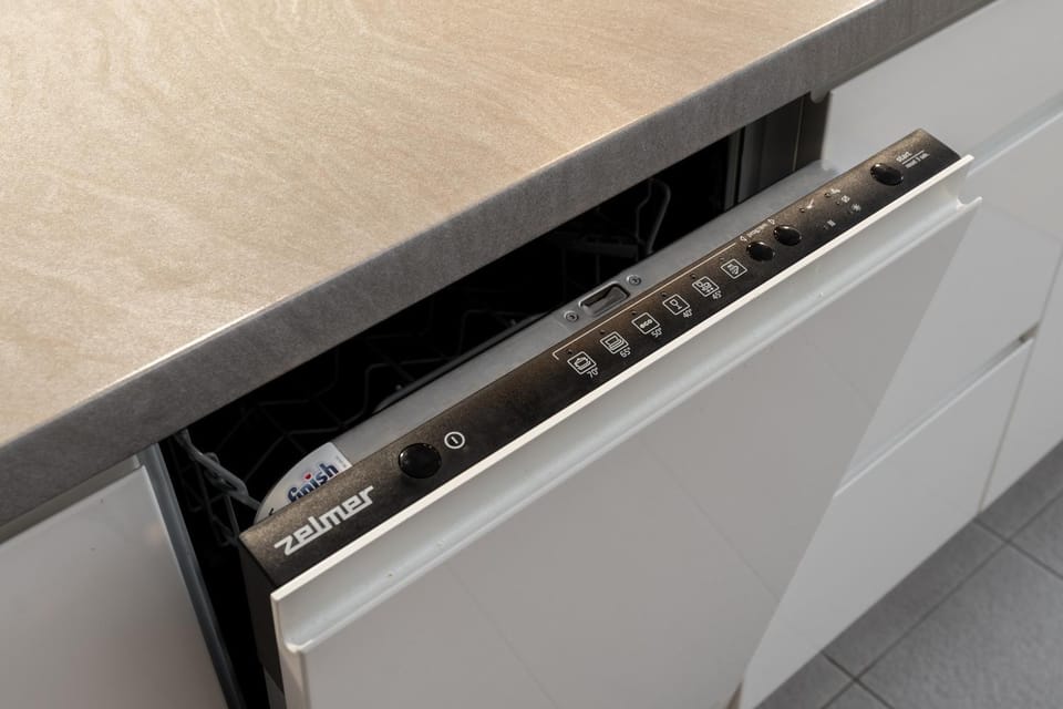 Kitchen or kitchenette, dishwasher