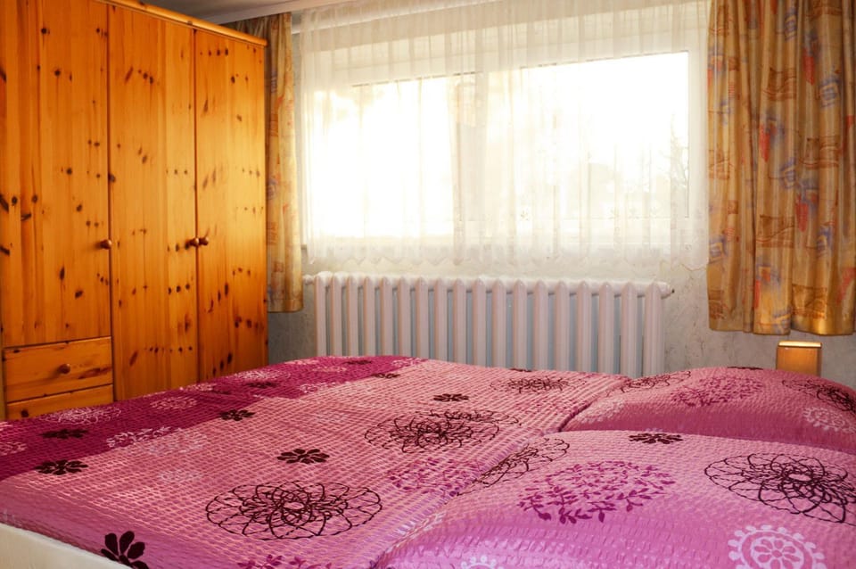 Bed, Photo of the whole room, Bedroom, internet, wardrobe