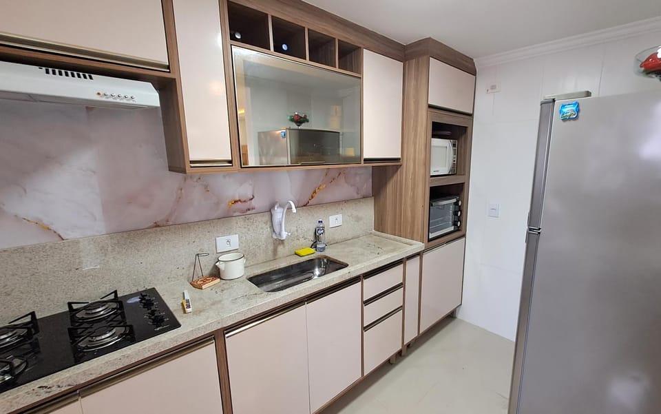 Kitchen or kitchenette, minibar, stove