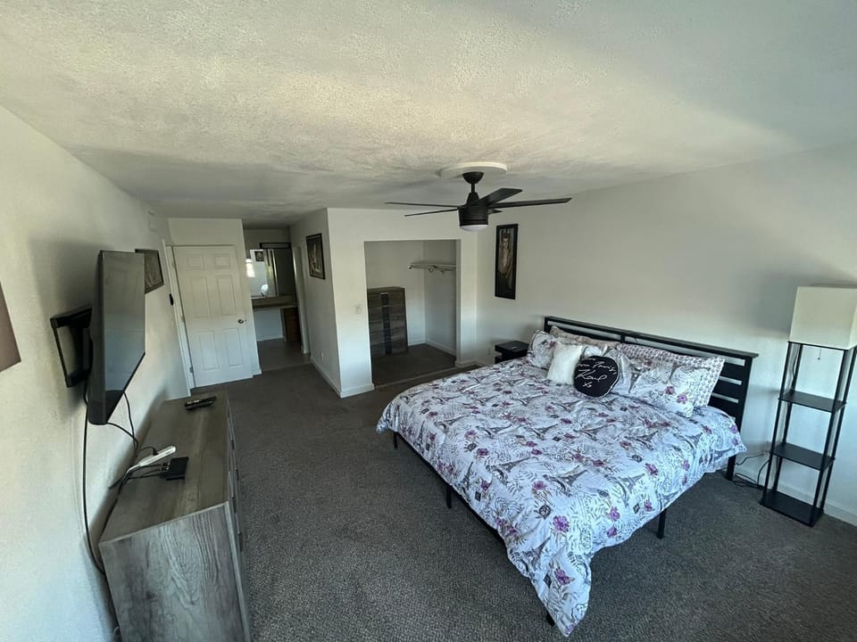 Private Oasis Condo with River views across from Laughlin House in Bullhead City