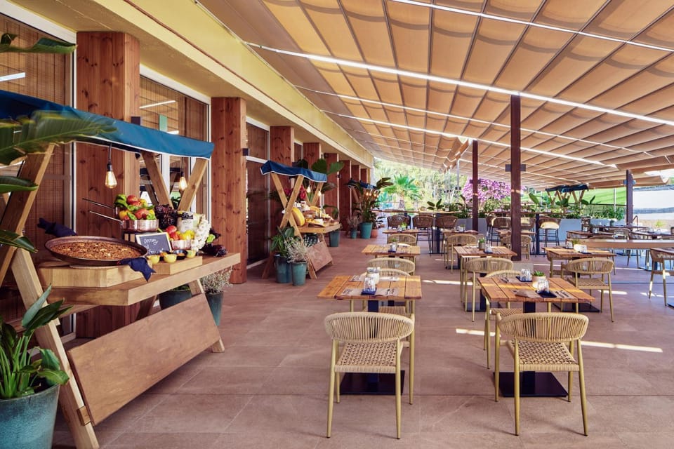 Restaurant/places to eat, Garden, Food and drinks, Dining area