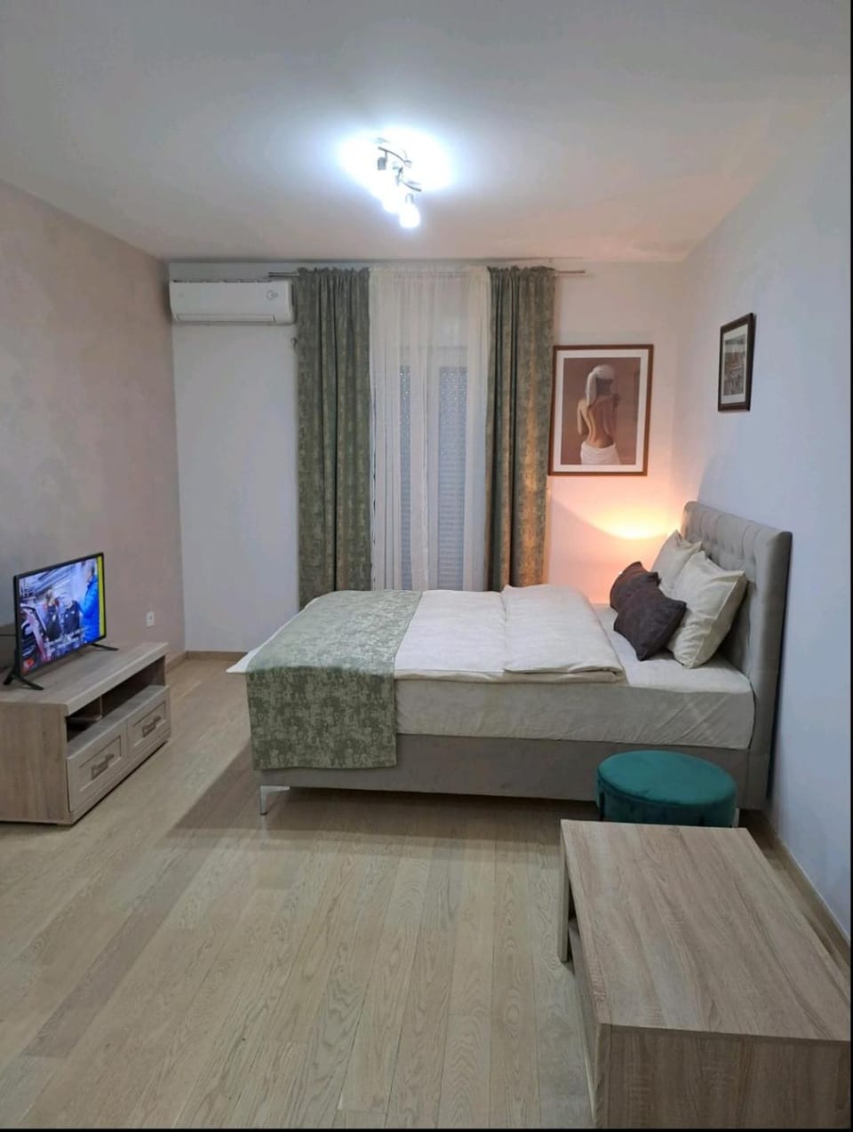 TV and multimedia, Photo of the whole room, Bedroom