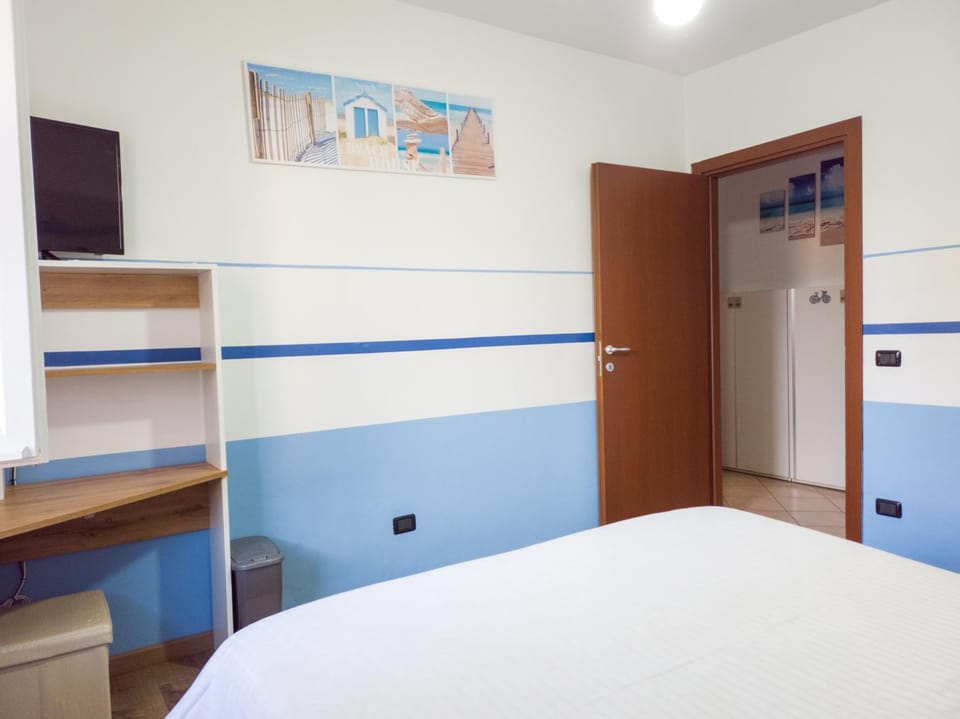 Bed, TV and multimedia, Photo of the whole room, Bedroom